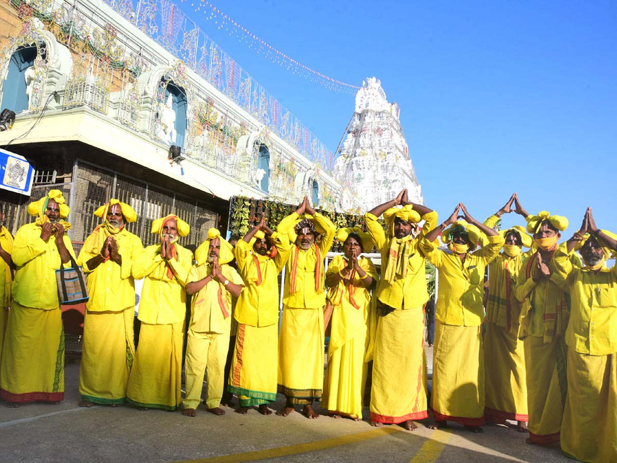 Heavy Rush Pilgrims At Tirumala Photo Gallery - Sakshi7