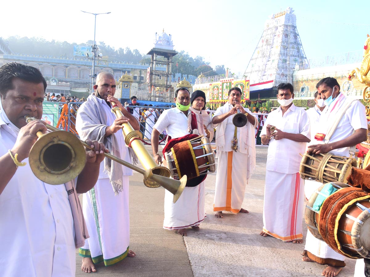 Heavy Rush Pilgrims At Tirumala Photo Gallery - Sakshi9