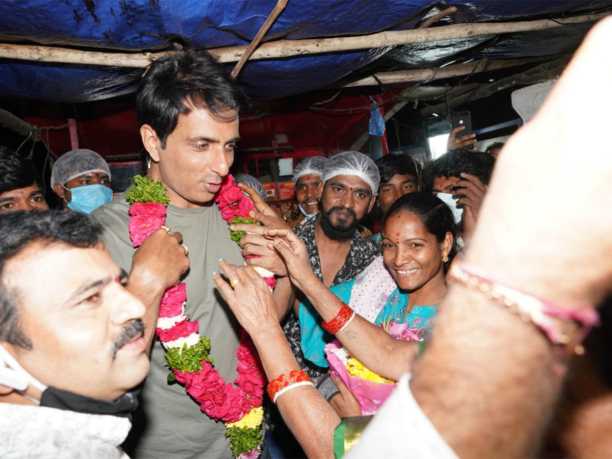 Sonu Sood Visits Fast Food Center Hyderabad - Sakshi4