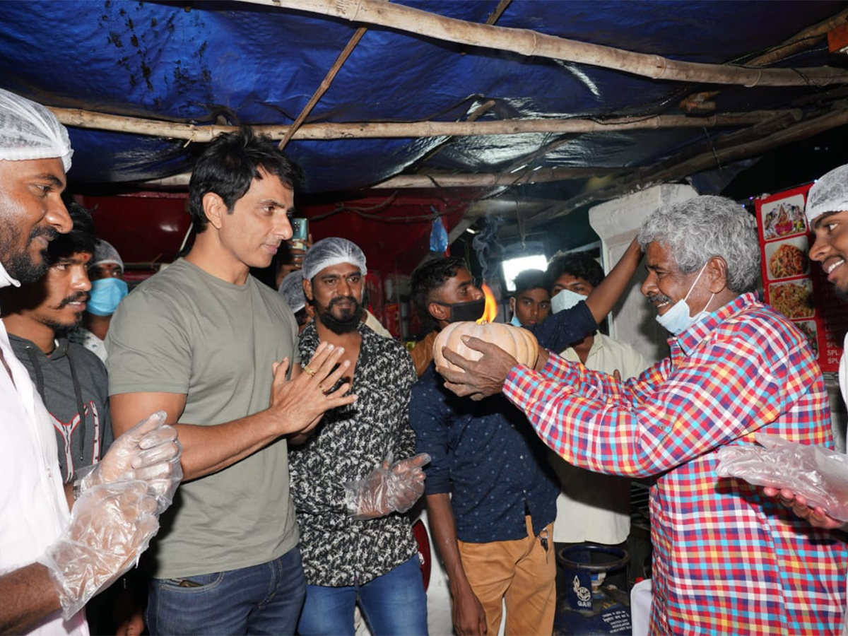 Sonu Sood Visits Fast Food Center Hyderabad - Sakshi5