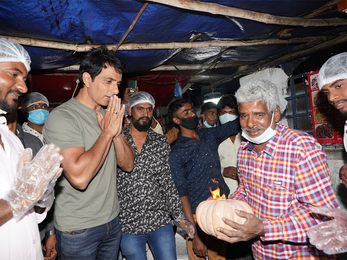 Sonu Sood Visits Fast Food Center Hyderabad - Sakshi7