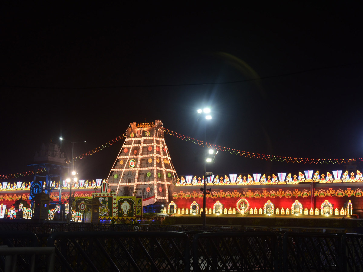 Srivari Chakrasnanam Grandly Held in Tirumala - Sakshi6