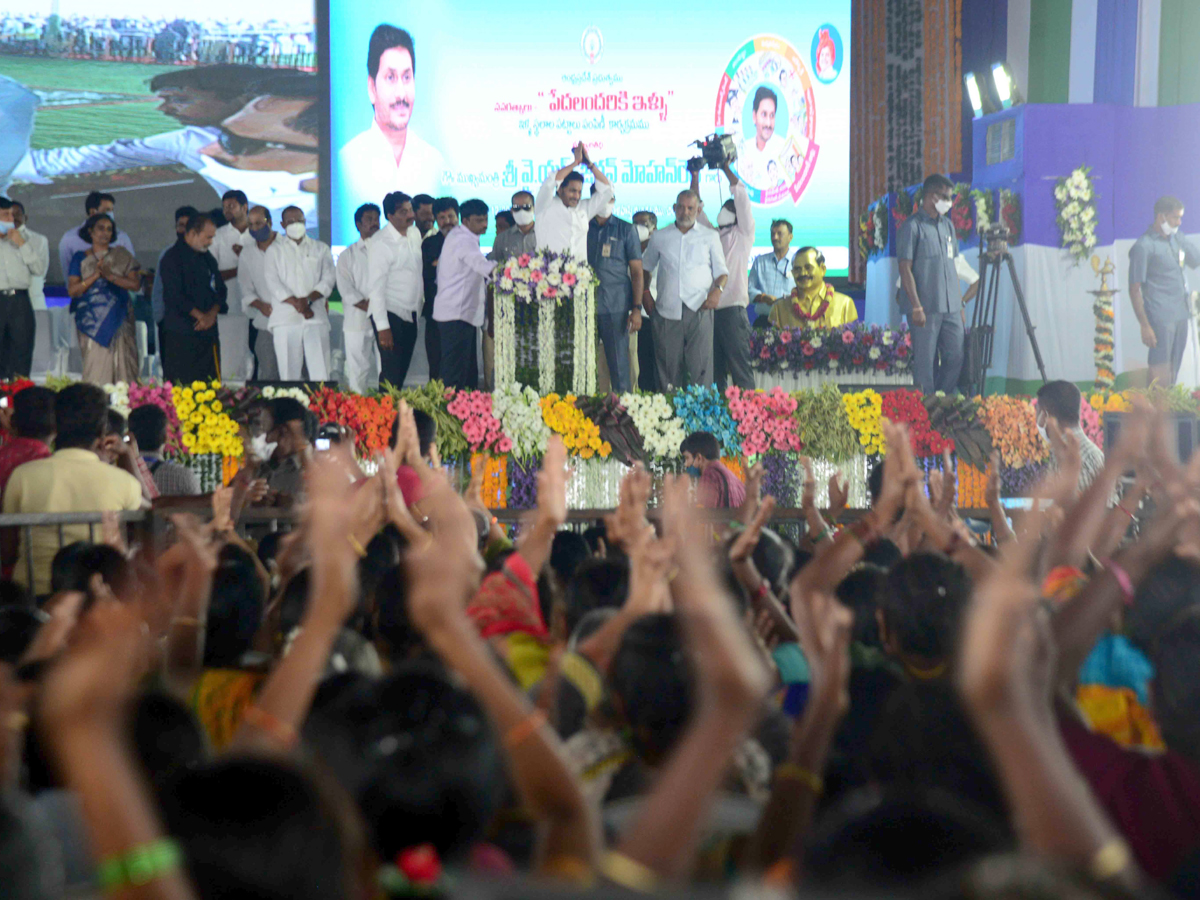 CM YS Jagan Mohan Reddy Starts Illa Pattalu Scheme Photo Gallery - Sakshi2