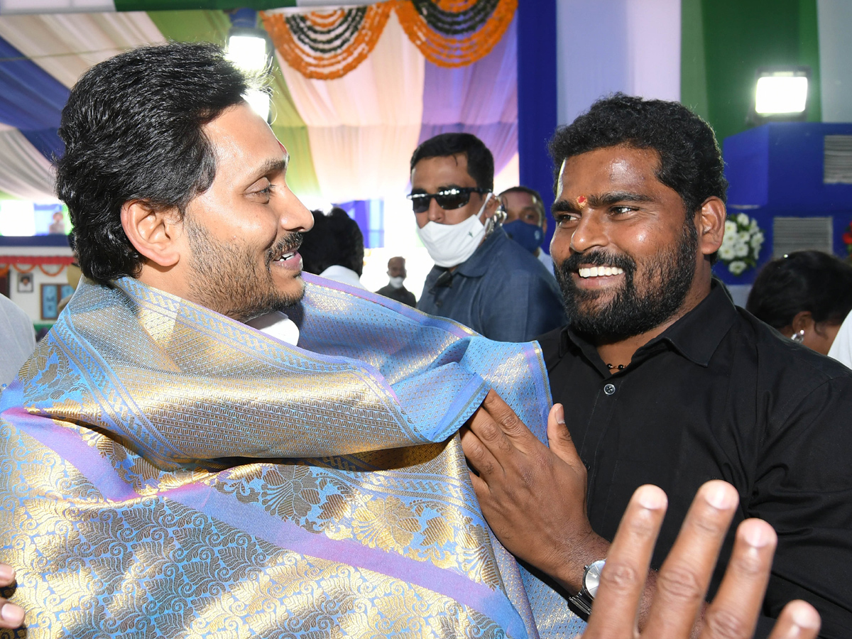 CM YS Jagan Mohan Reddy Starts Illa Pattalu Scheme Photo Gallery - Sakshi11