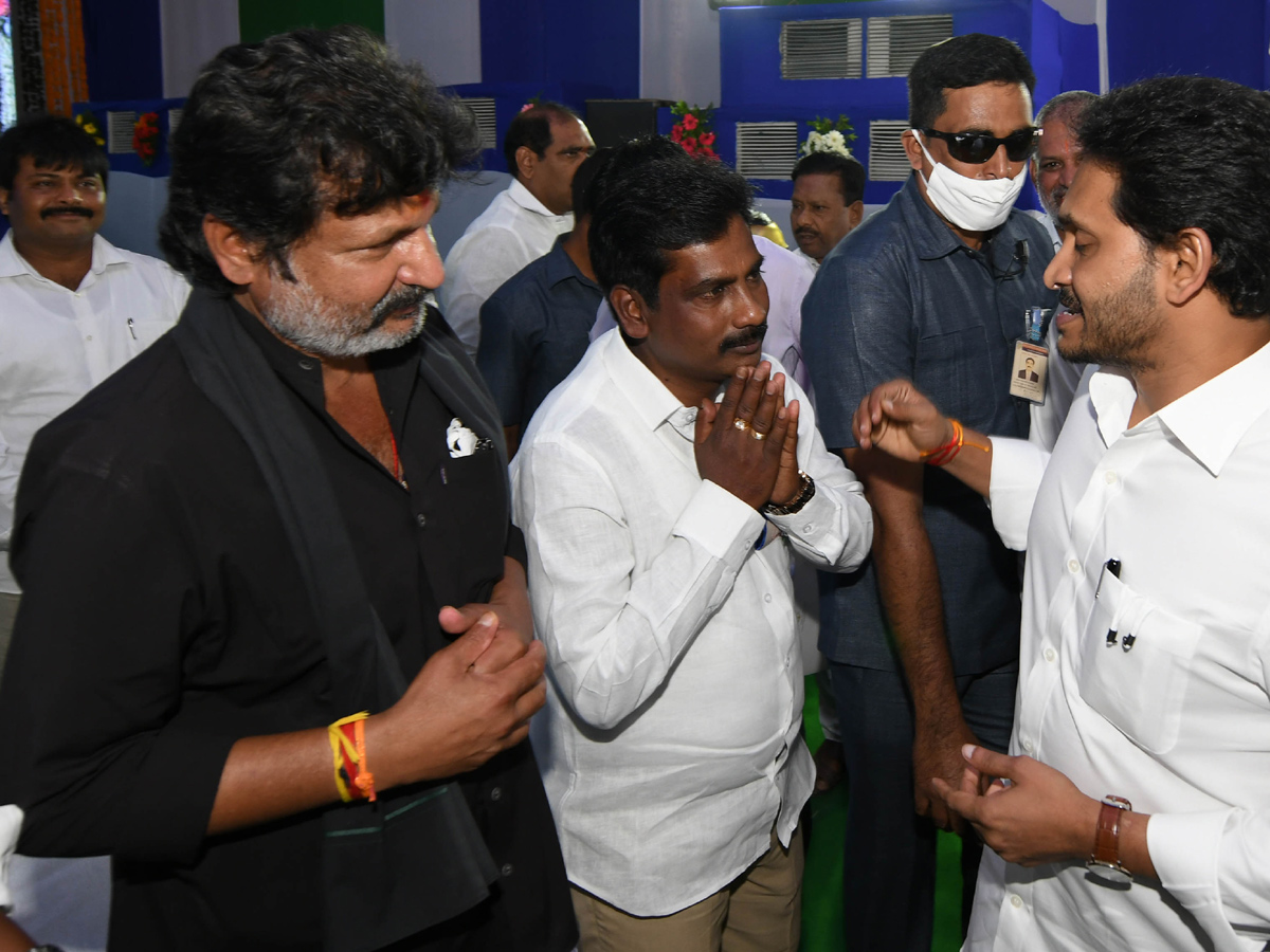 CM YS Jagan Mohan Reddy Starts Illa Pattalu Scheme Photo Gallery - Sakshi13