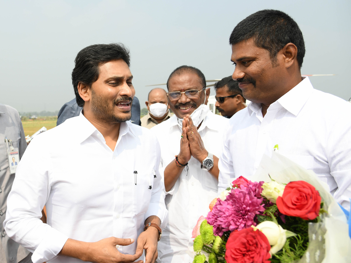 CM YS Jagan Mohan Reddy Starts Illa Pattalu Scheme Photo Gallery - Sakshi14