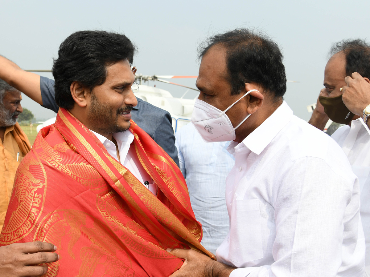 CM YS Jagan Mohan Reddy Starts Illa Pattalu Scheme Photo Gallery - Sakshi15