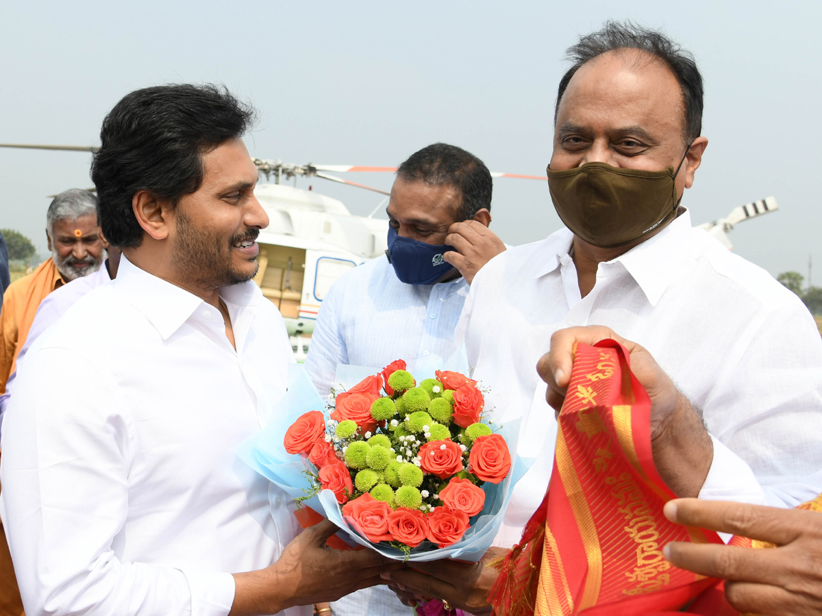 CM YS Jagan Mohan Reddy Starts Illa Pattalu Scheme Photo Gallery - Sakshi16