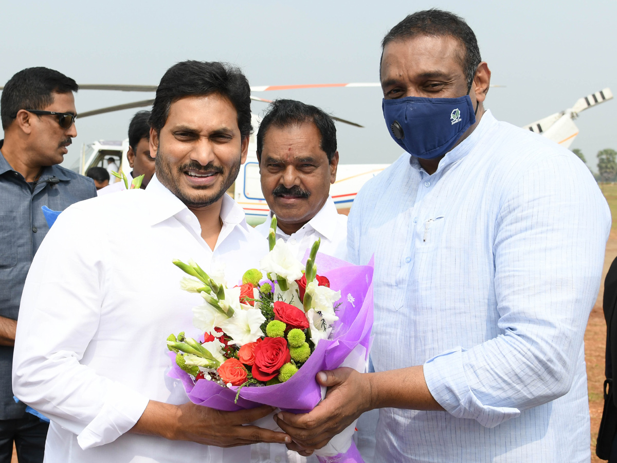 CM YS Jagan Mohan Reddy Starts Illa Pattalu Scheme Photo Gallery - Sakshi17