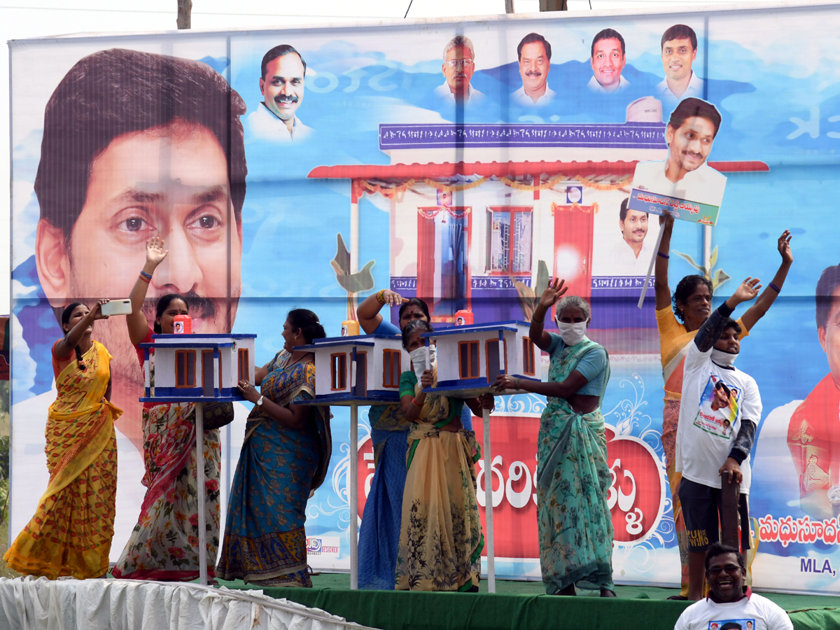 CM YS Jagan Mohan Reddy Starts Illa Pattalu Scheme Photo Gallery - Sakshi20