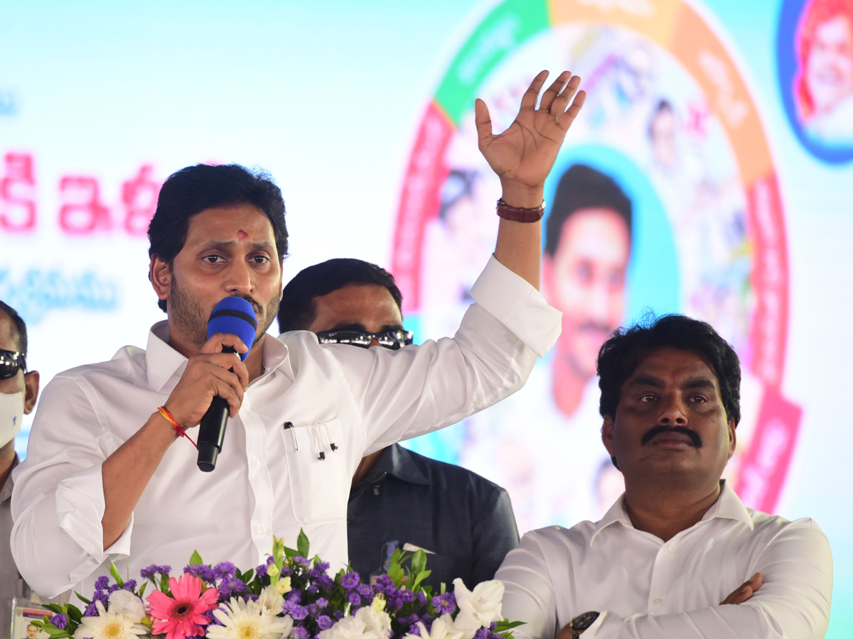 CM YS Jagan Mohan Reddy Starts Illa Pattalu Scheme Photo Gallery - Sakshi22