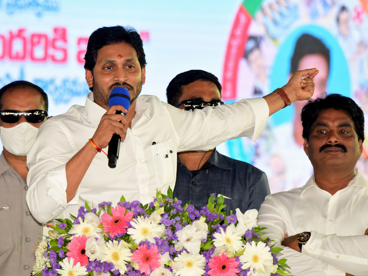 CM YS Jagan Mohan Reddy Starts Illa Pattalu Scheme Photo Gallery - Sakshi23