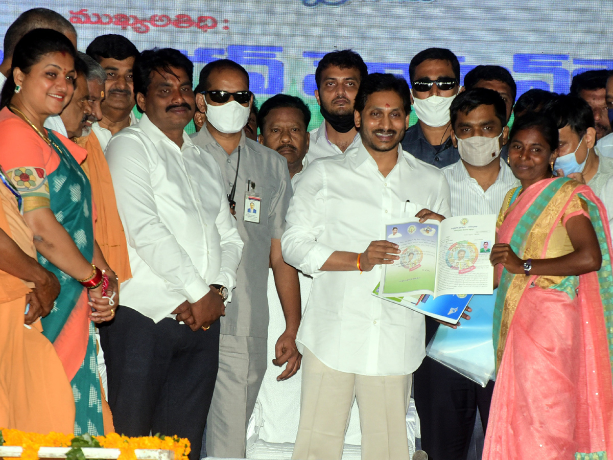 CM YS Jagan Mohan Reddy Starts Illa Pattalu Scheme Photo Gallery - Sakshi1