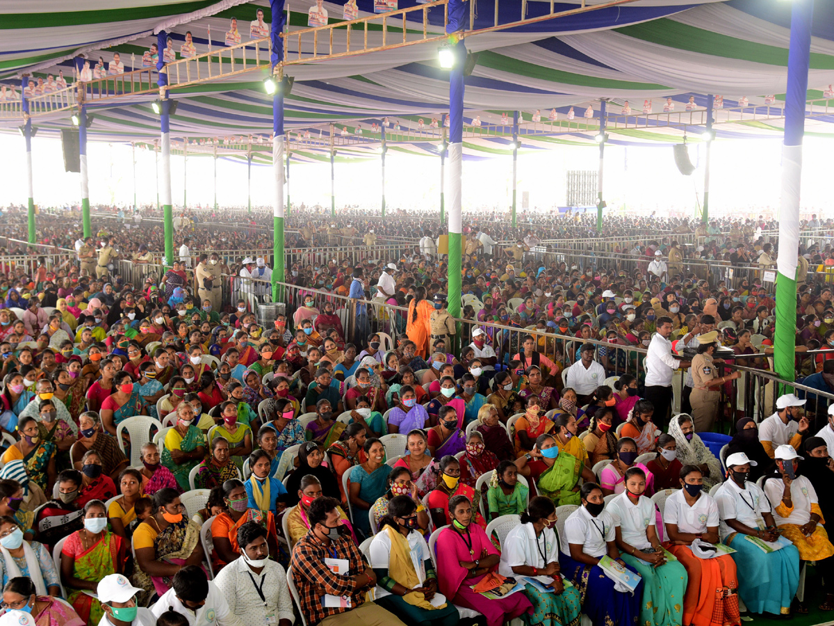 CM YS Jagan Mohan Reddy Starts Illa Pattalu Scheme Photo Gallery - Sakshi24