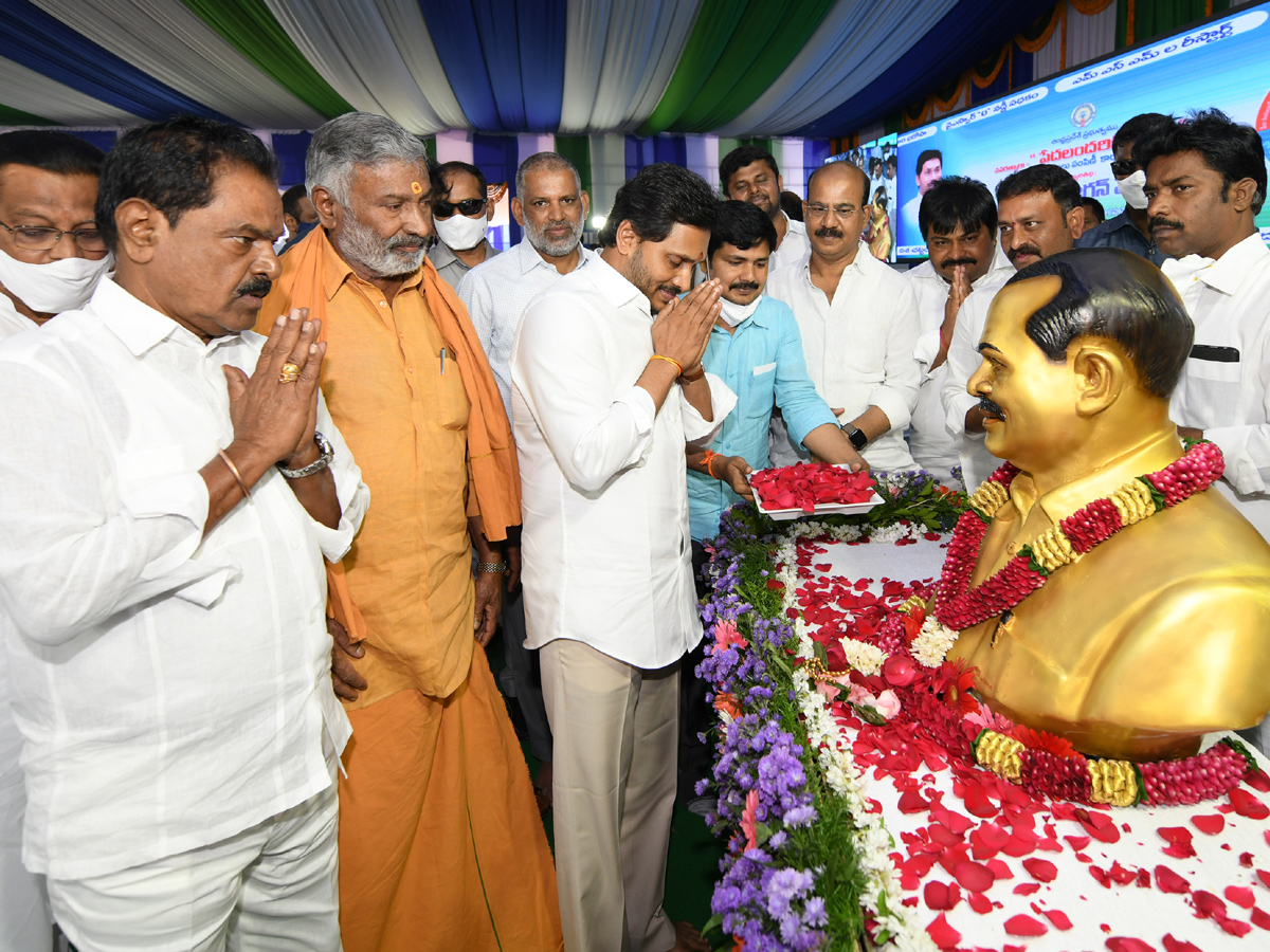 CM YS Jagan Mohan Reddy Starts Illa Pattalu Scheme Photo Gallery - Sakshi26