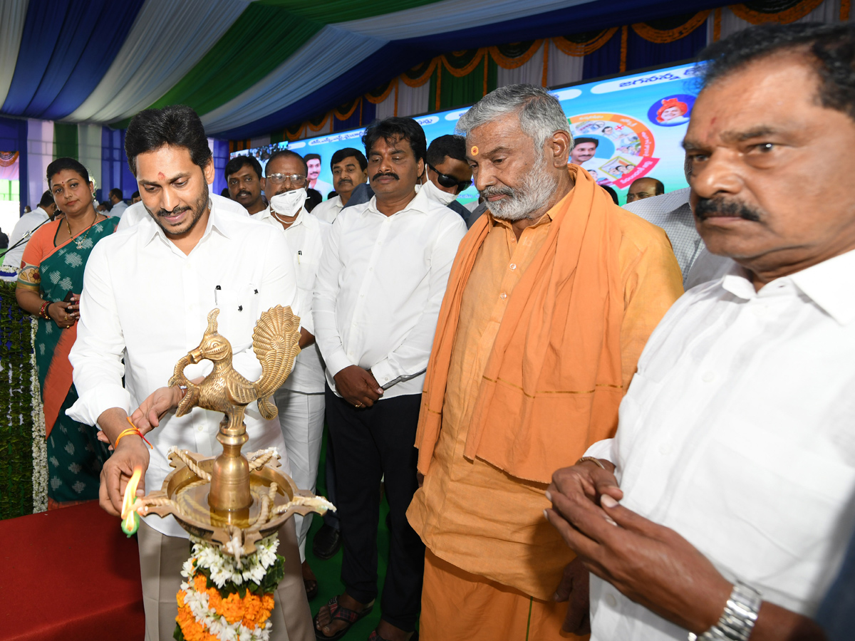 CM YS Jagan Mohan Reddy Starts Illa Pattalu Scheme Photo Gallery - Sakshi27