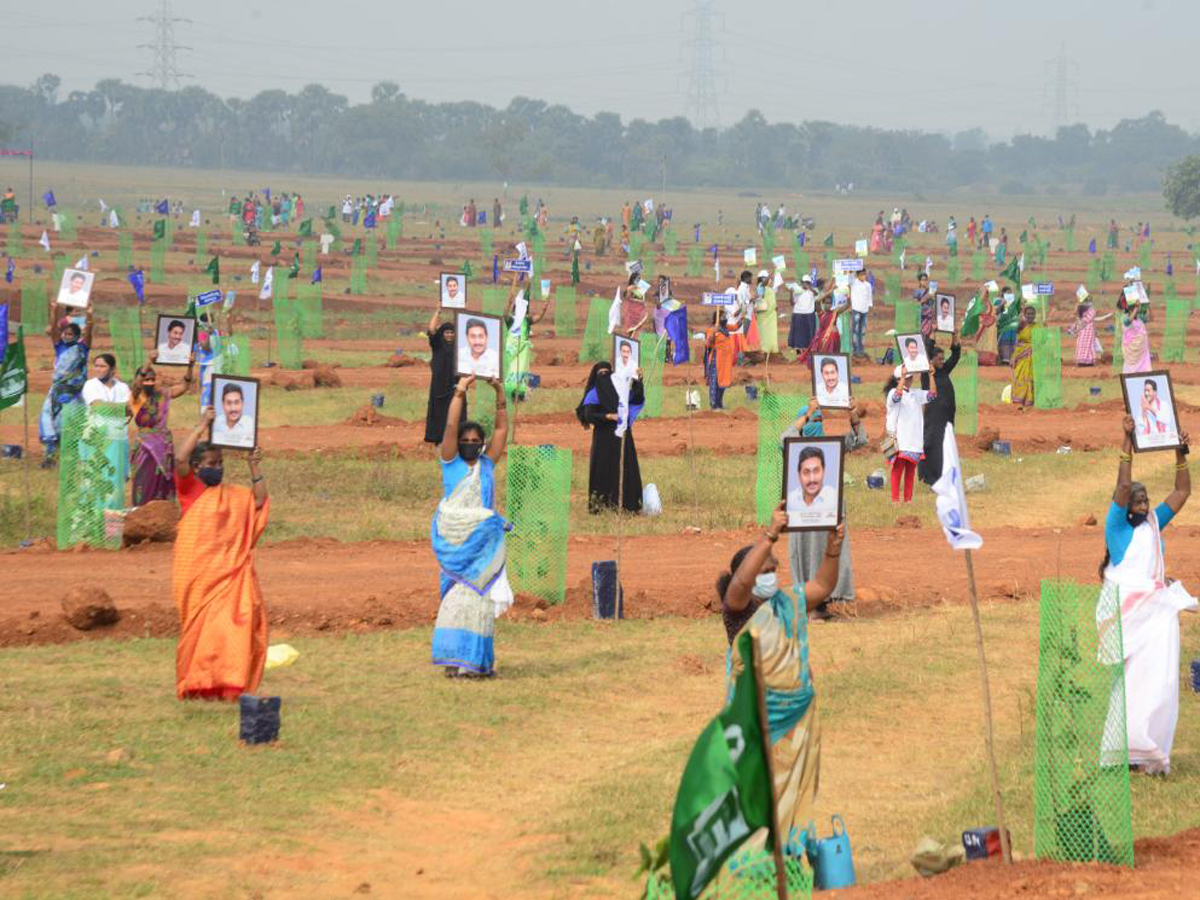 CM YS Jagan Mohan Reddy Starts Illa Pattalu Scheme Photo Gallery - Sakshi29