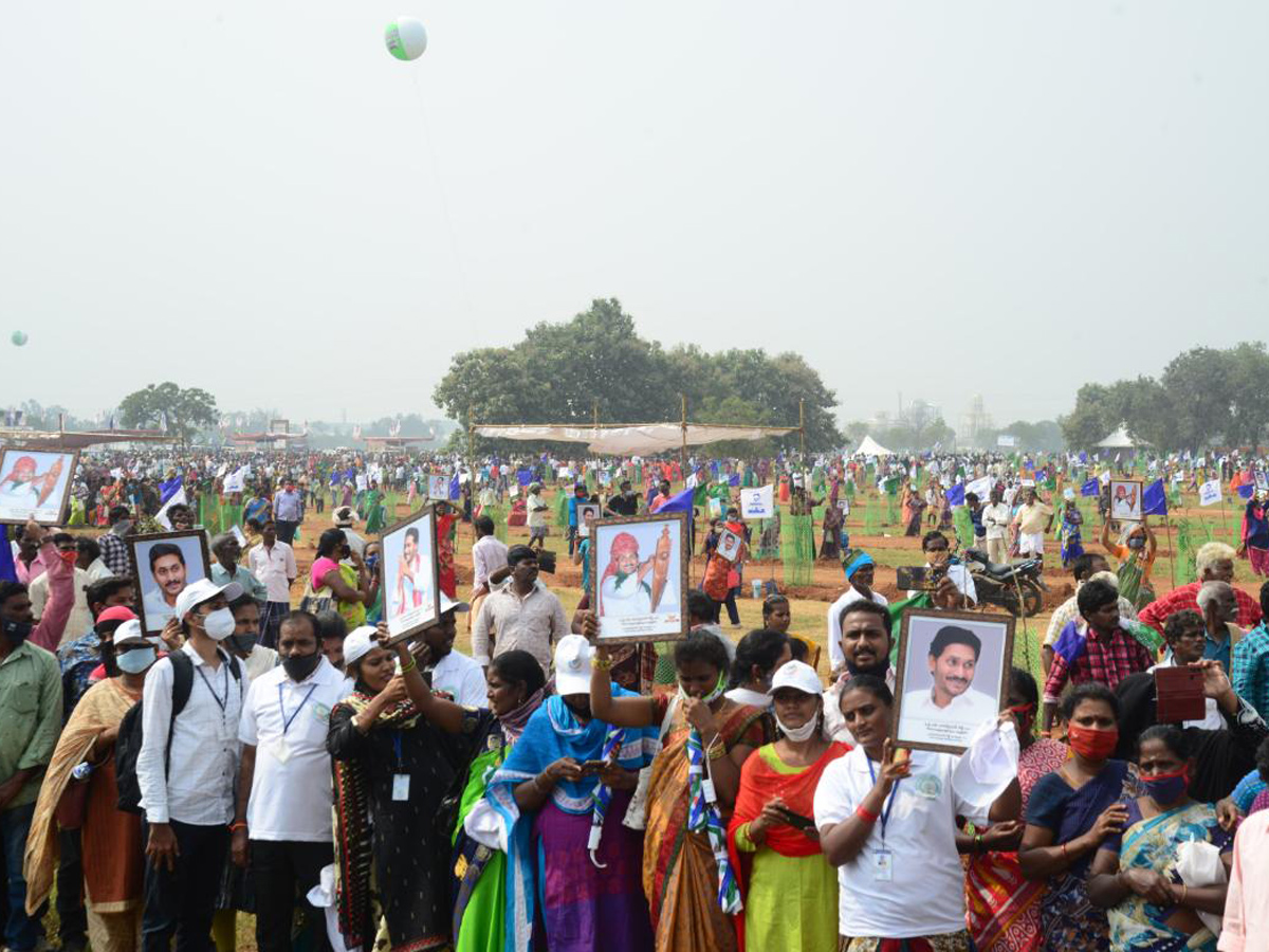 CM YS Jagan Mohan Reddy Starts Illa Pattalu Scheme Photo Gallery - Sakshi30