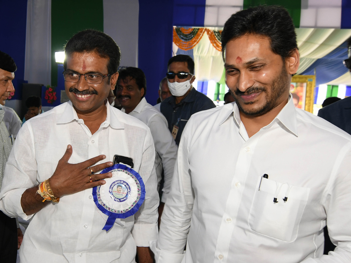 CM YS Jagan Mohan Reddy Starts Illa Pattalu Scheme Photo Gallery - Sakshi5