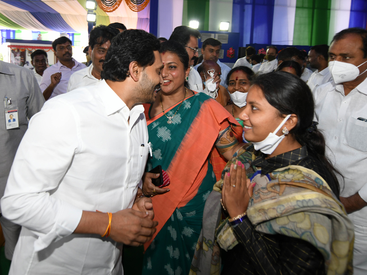 CM YS Jagan Mohan Reddy Starts Illa Pattalu Scheme Photo Gallery - Sakshi6