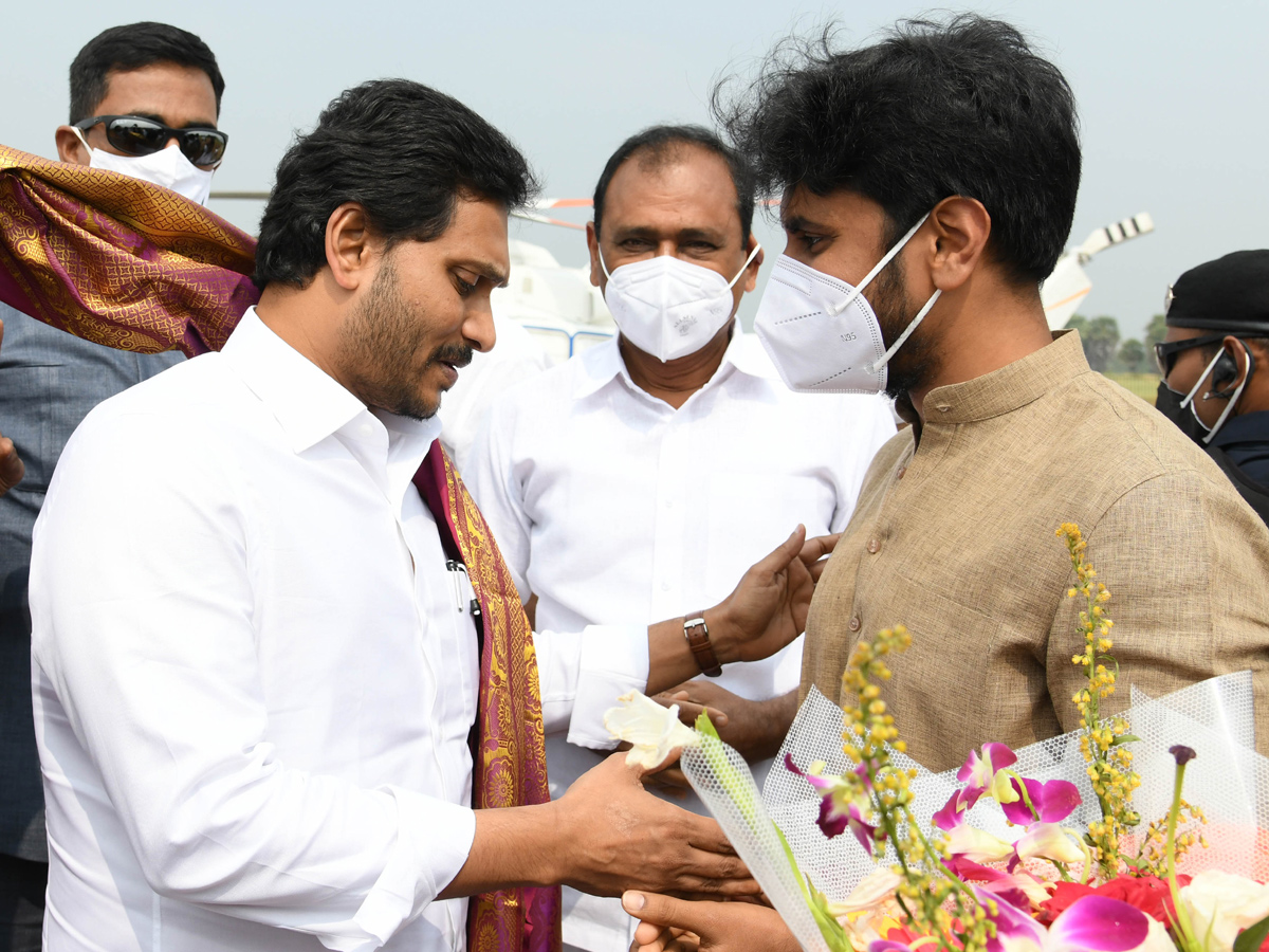 CM YS Jagan Mohan Reddy Starts Illa Pattalu Scheme Photo Gallery - Sakshi7