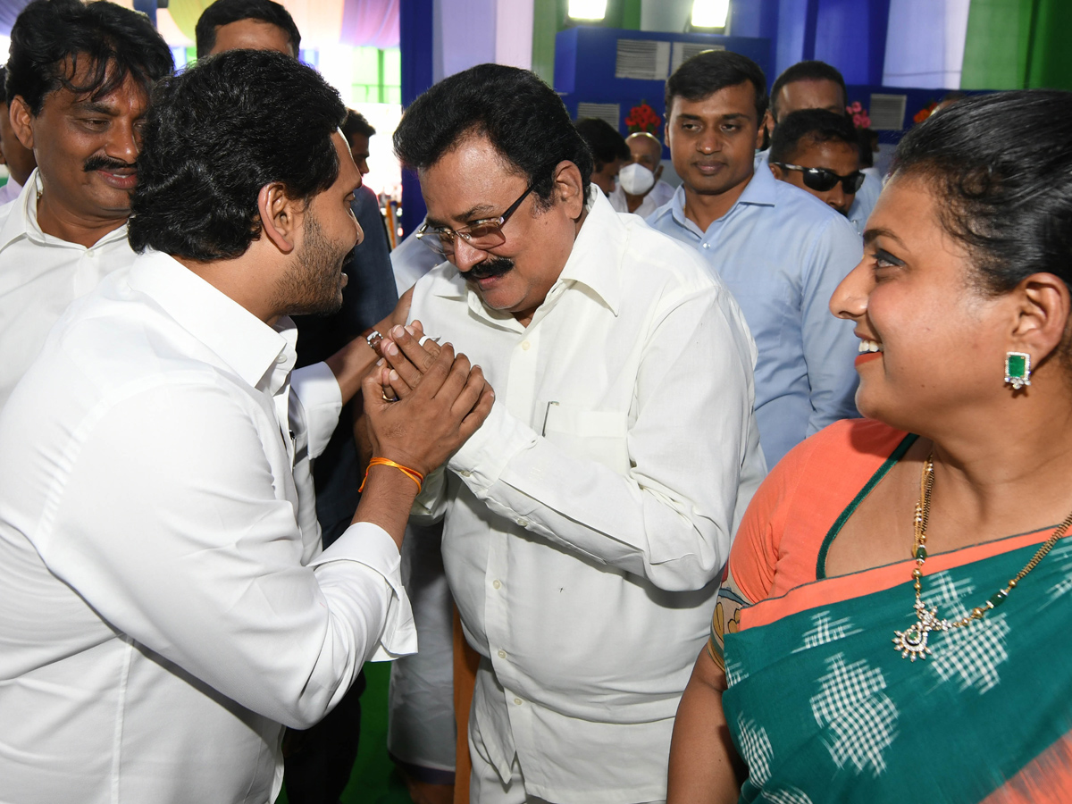 CM YS Jagan Mohan Reddy Starts Illa Pattalu Scheme Photo Gallery - Sakshi8