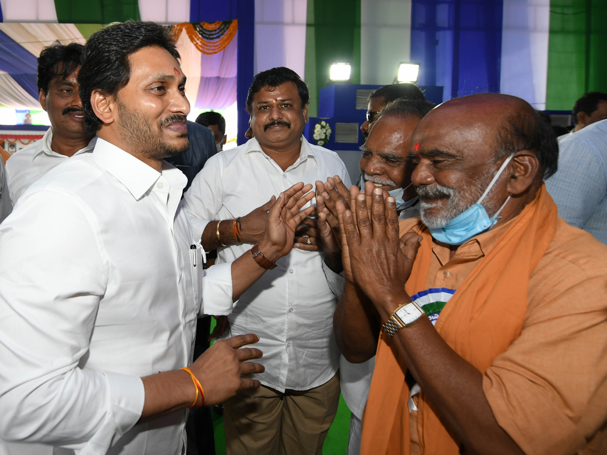 CM YS Jagan Mohan Reddy Starts Illa Pattalu Scheme Photo Gallery - Sakshi10