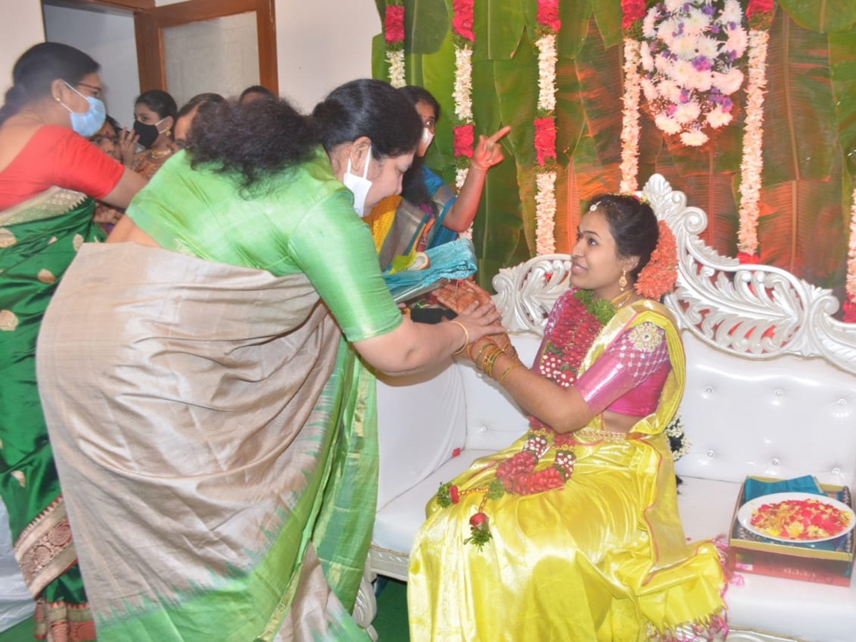 Cm Kcr Adopted Daughter Prathyusha Wedding Pictures - Sakshi12