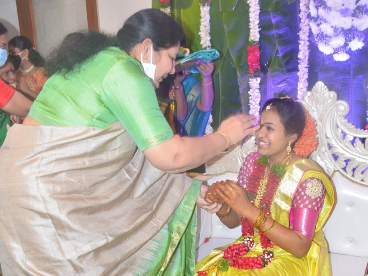 Cm Kcr Adopted Daughter Prathyusha Wedding Pictures - Sakshi15