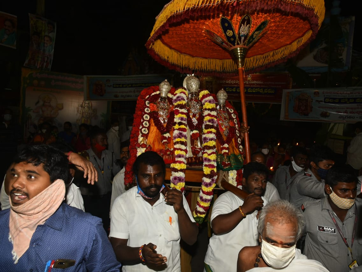 Kalasha Jyothi Mahotsavam in Vijayawada Photo Gallery - Sakshi4