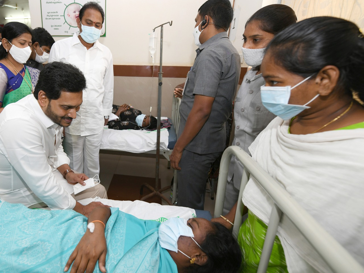 AP CM YS Jagan visits victims of Eluru incident Photo Gallery - Sakshi4