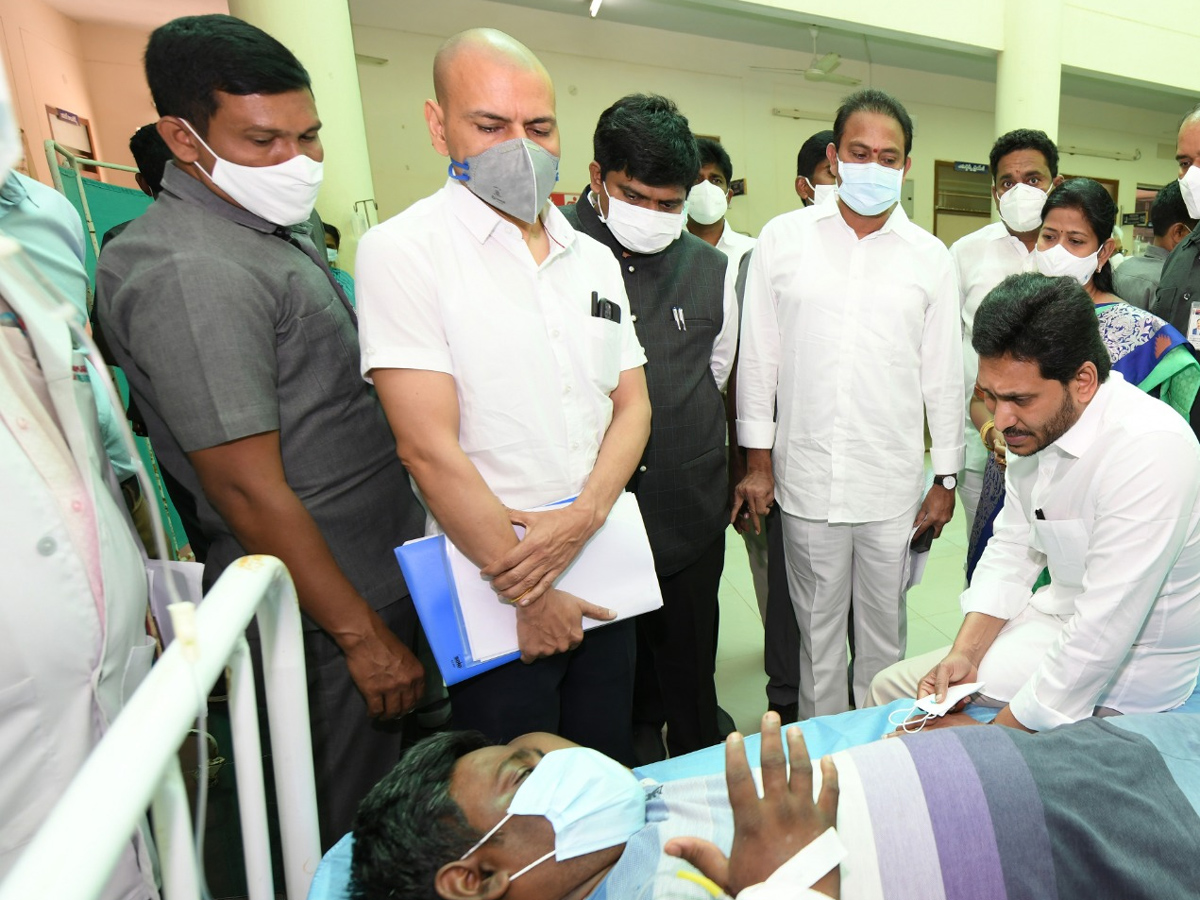 AP CM YS Jagan visits victims of Eluru incident Photo Gallery - Sakshi12