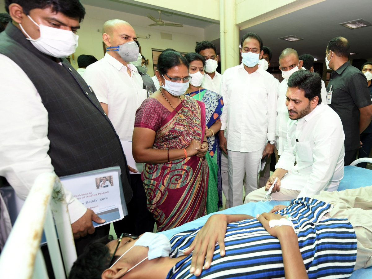 AP CM YS Jagan visits victims of Eluru incident Photo Gallery - Sakshi14