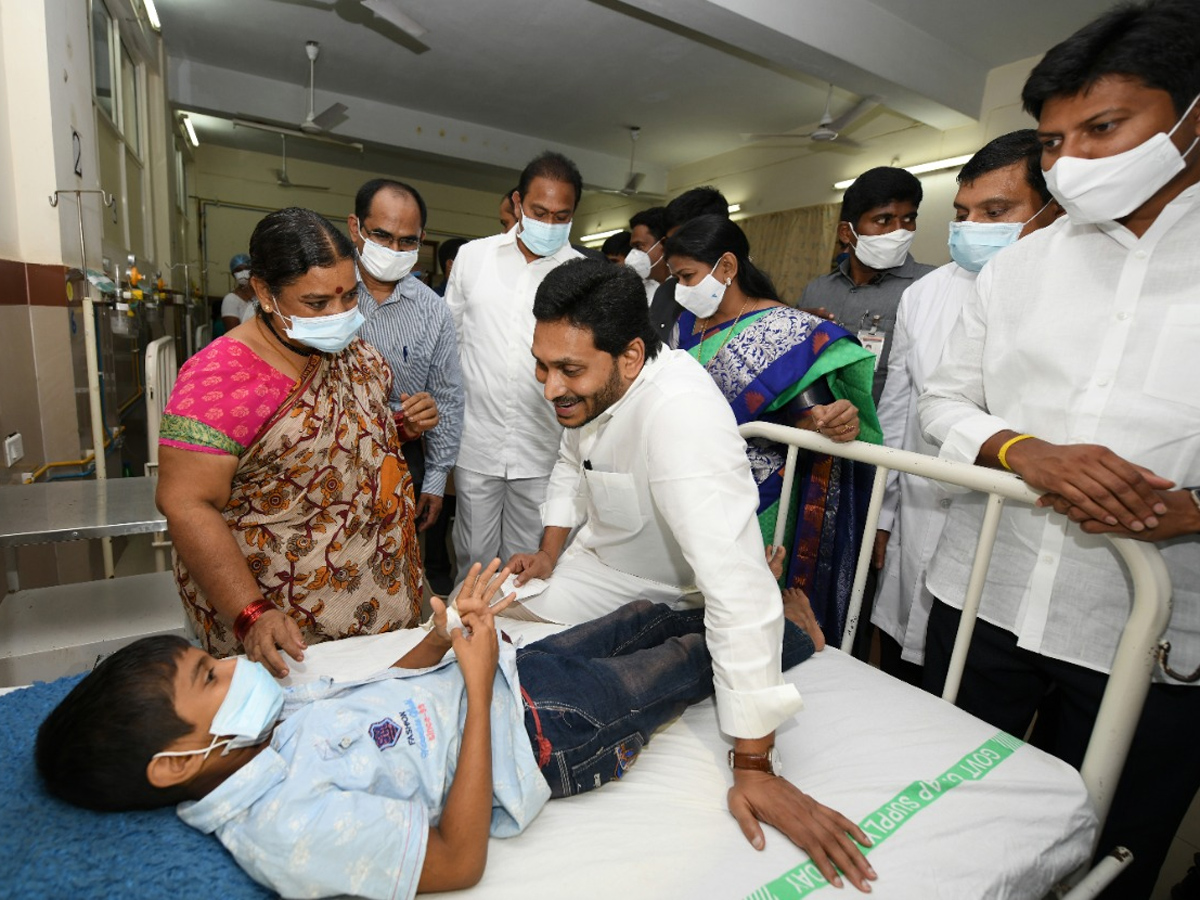 AP CM YS Jagan visits victims of Eluru incident Photo Gallery - Sakshi3