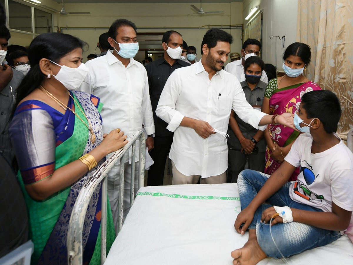 AP CM YS Jagan visits victims of Eluru incident Photo Gallery - Sakshi18