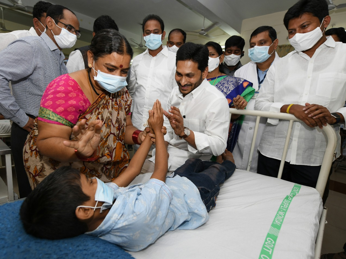 AP CM YS Jagan visits victims of Eluru incident Photo Gallery - Sakshi19