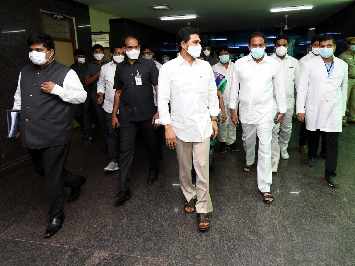 AP CM YS Jagan visits victims of Eluru incident Photo Gallery - Sakshi5