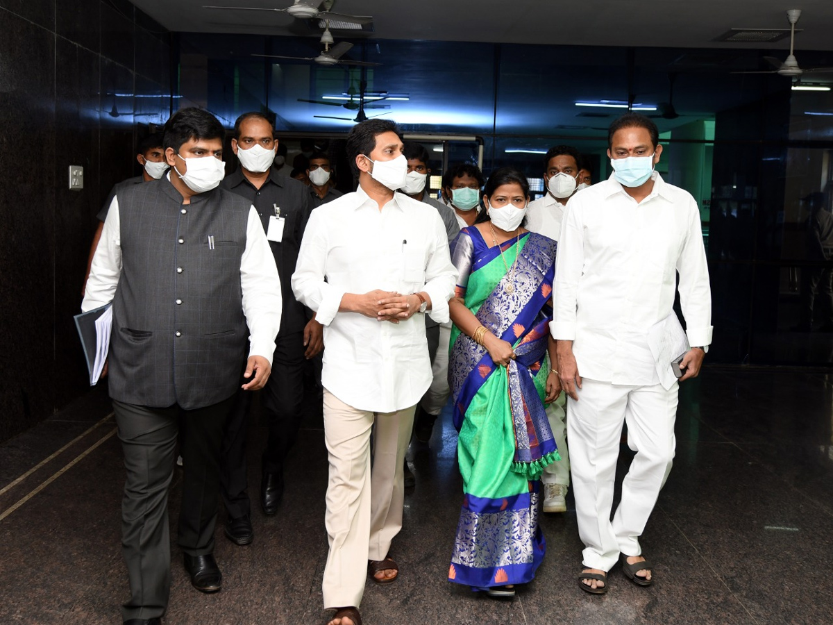 AP CM YS Jagan visits victims of Eluru incident Photo Gallery - Sakshi6