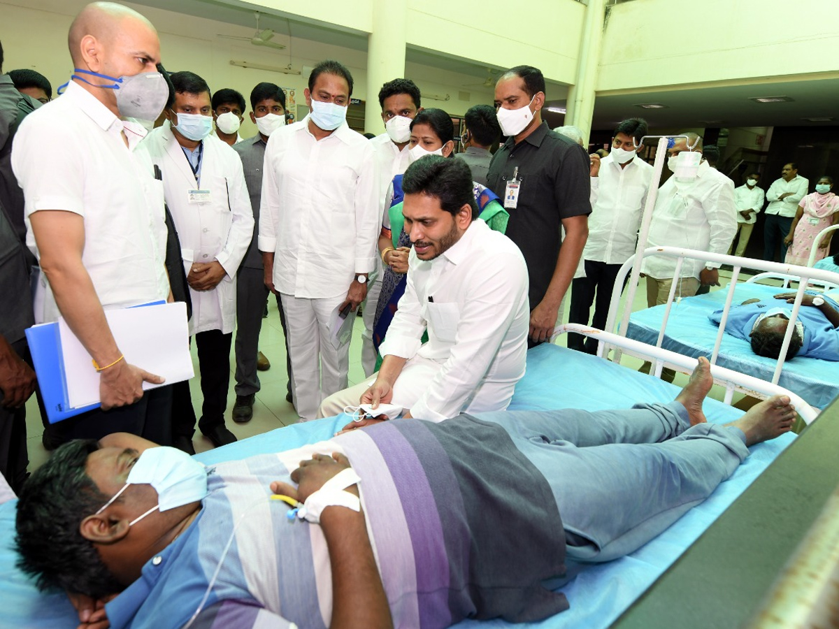 AP CM YS Jagan visits victims of Eluru incident Photo Gallery - Sakshi7