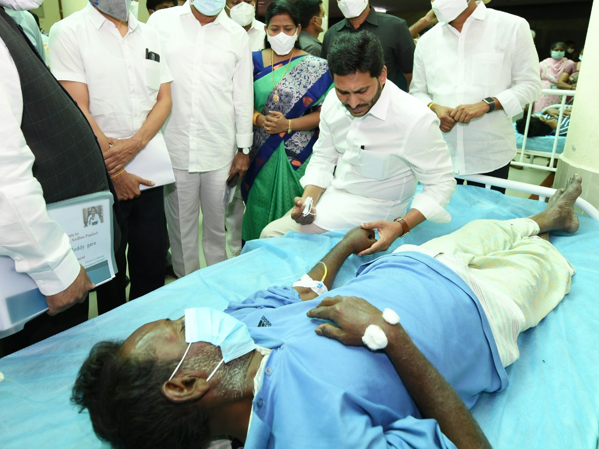 AP CM YS Jagan visits victims of Eluru incident Photo Gallery - Sakshi2