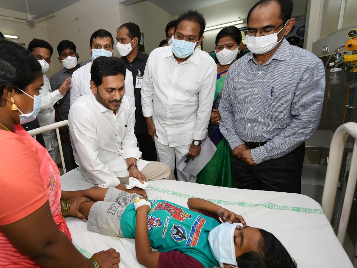 AP CM YS Jagan visits victims of Eluru incident Photo Gallery - Sakshi1