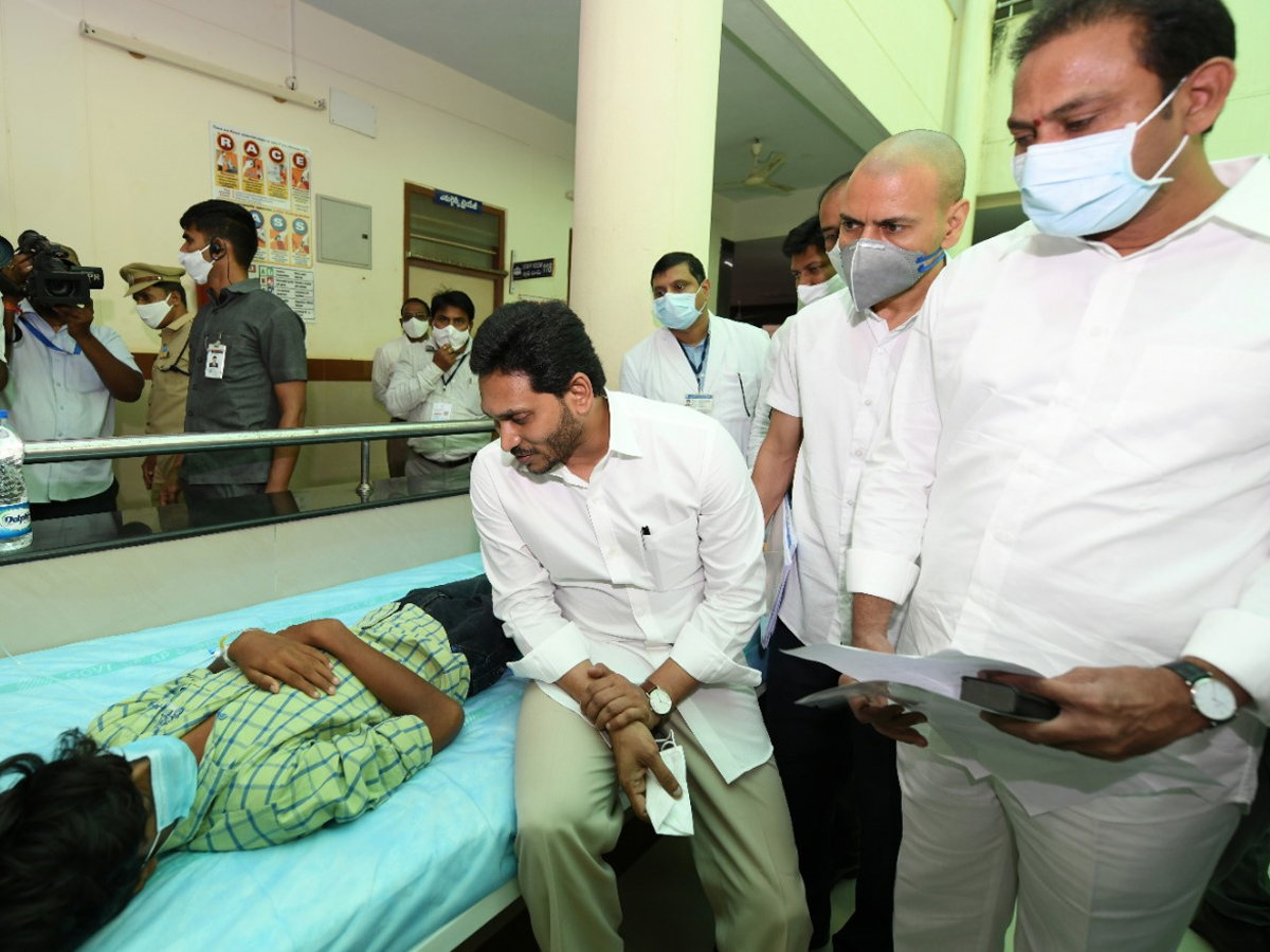 AP CM YS Jagan visits victims of Eluru incident Photo Gallery - Sakshi8