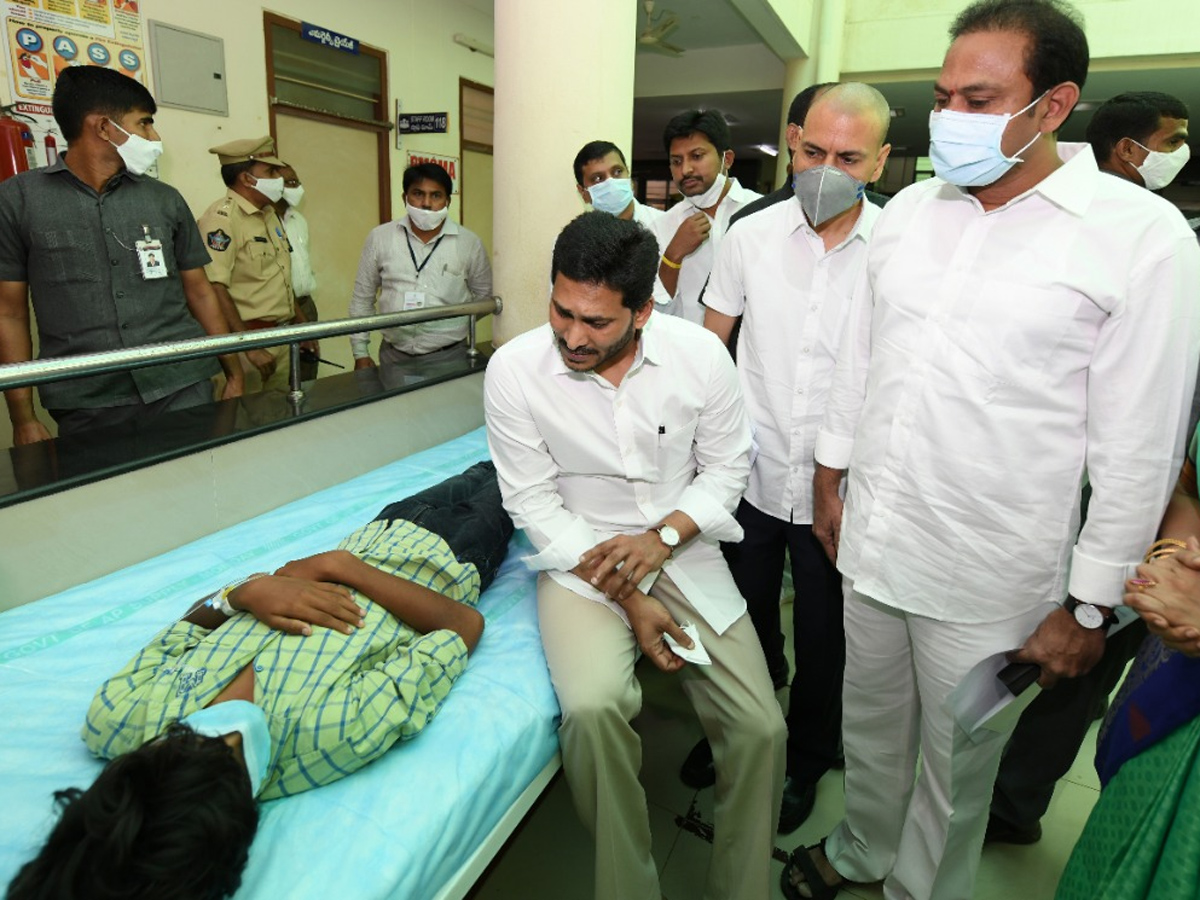 AP CM YS Jagan visits victims of Eluru incident Photo Gallery - Sakshi9