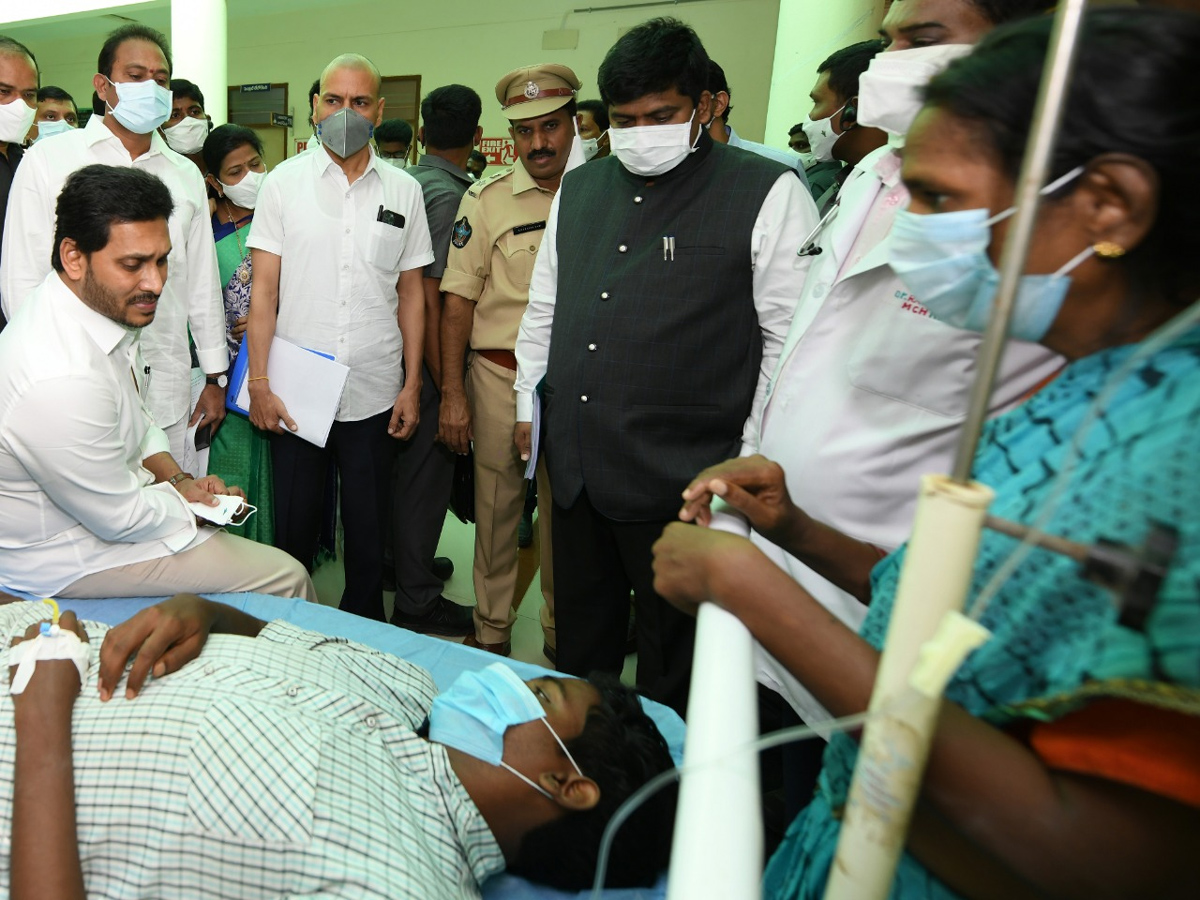 AP CM YS Jagan visits victims of Eluru incident Photo Gallery - Sakshi10