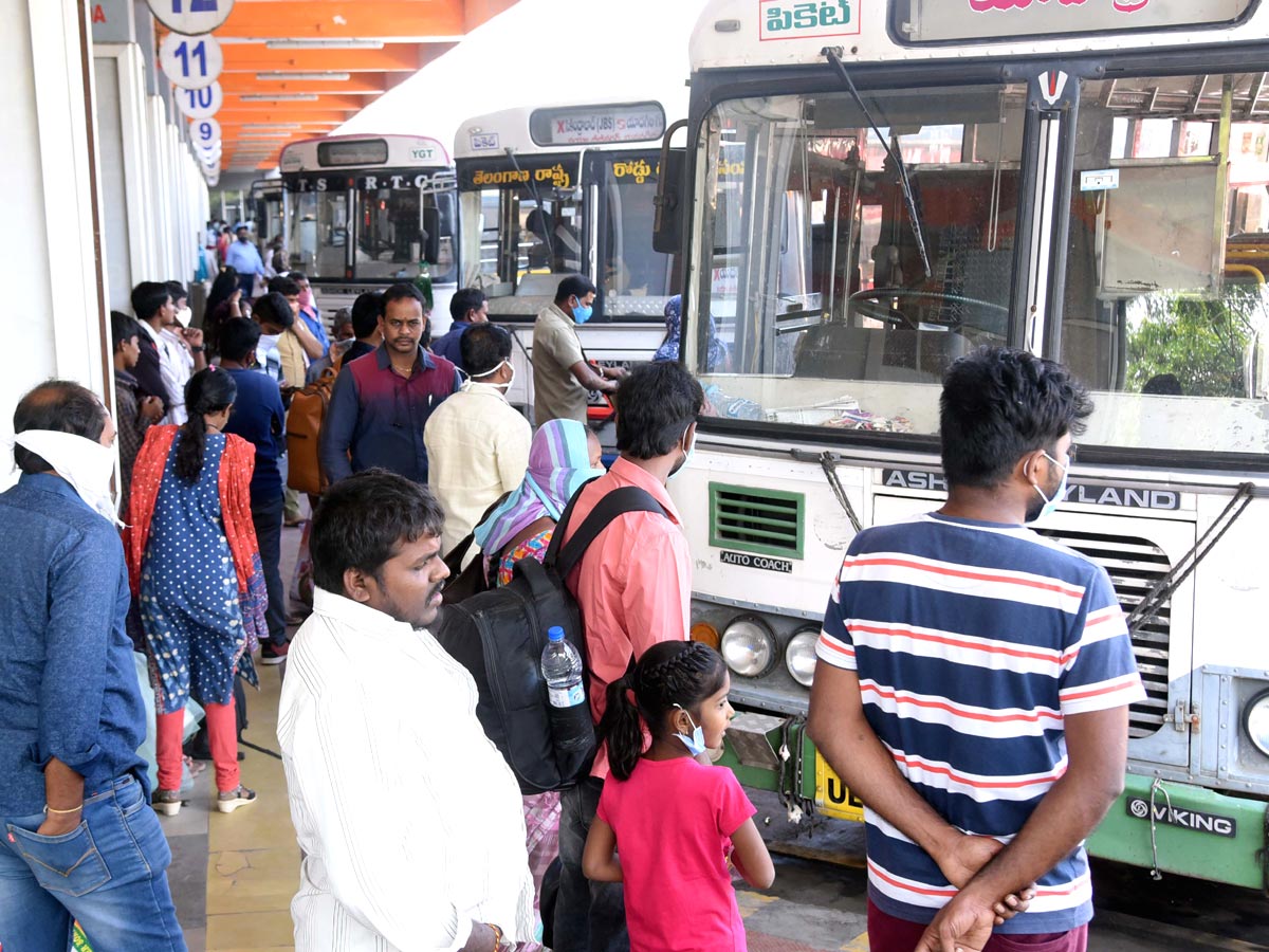 People Going To Their Hometown During Sankranthi Festival - Sakshi1