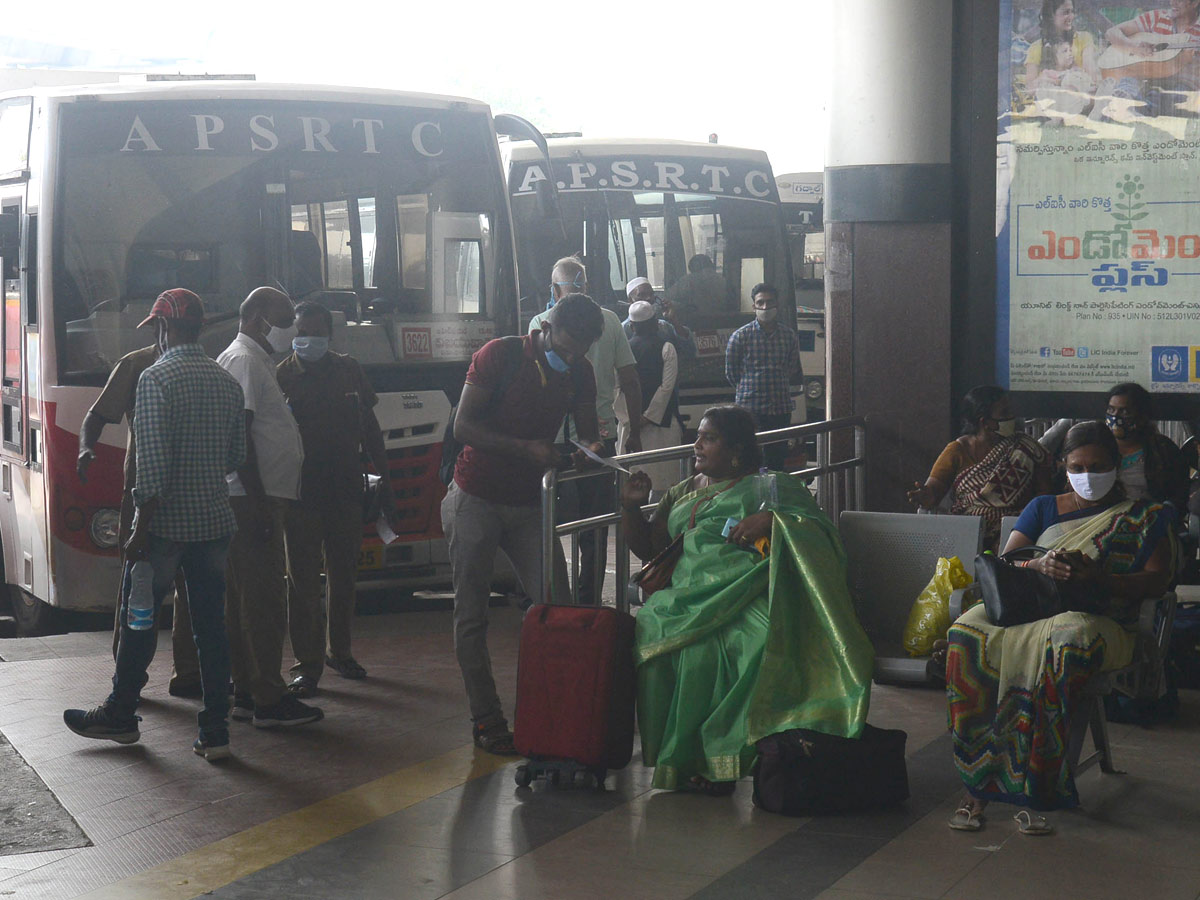 People Going To Their Hometown During Sankranthi Festival - Sakshi10