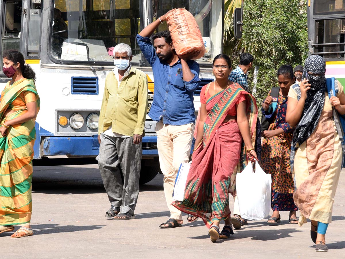 People Going To Their Hometown During Sankranthi Festival - Sakshi12