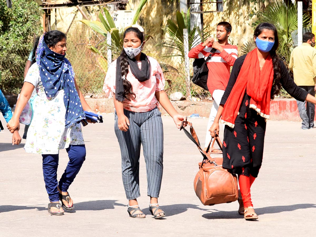 People Going To Their Hometown During Sankranthi Festival - Sakshi14