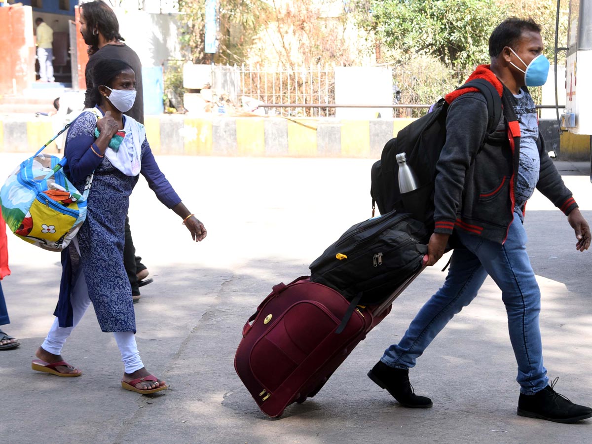 People Going To Their Hometown During Sankranthi Festival - Sakshi15