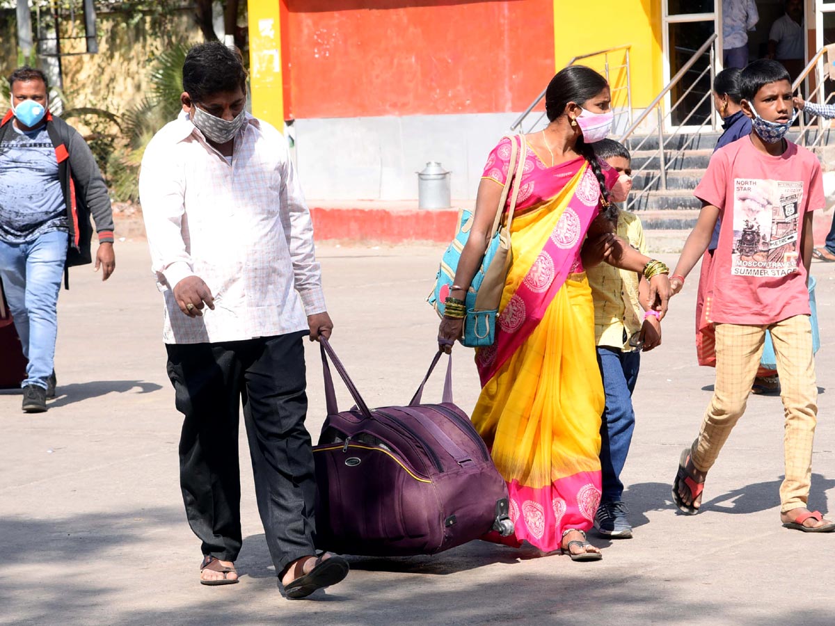 People Going To Their Hometown During Sankranthi Festival - Sakshi16